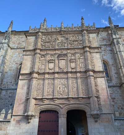 La fachada de la Universidad Dónde está la rana