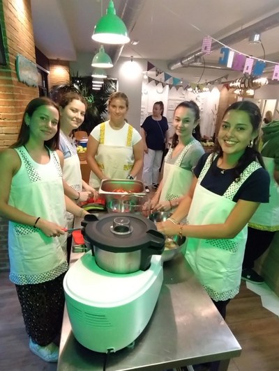 Um einen tieferen Einblick in die spanische Kultur zu bekommen, besuchten wir einen Kochkurs. Wir haben unseren eigenen Gazpacho und eigene Paella gekocht und gegessen. Buen provecho!