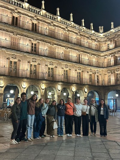 Unser letzter Abend in Salamanca. Die ganze Gruppe steht auf der beleuchteten Plaza Mayor