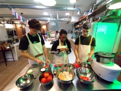 Wir hatten eine tolle Kochstunde mit der Klasse, wir haben Gazpacho und Paella gekocht, es war soooo lecker.